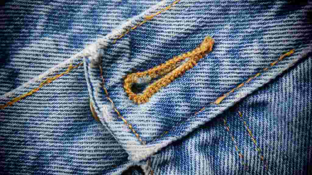 How to Make a Buttonhole on a Sewing Machine